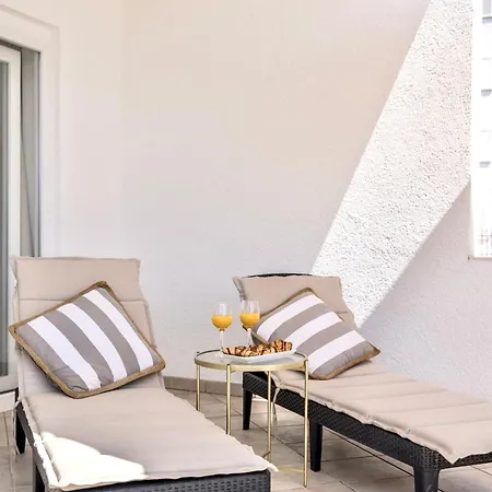 Gabi - Seaview & Spacious Terrace, Znjan *