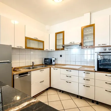 Apartment Gabi - Sea View & Spacious Terrace, Znjan