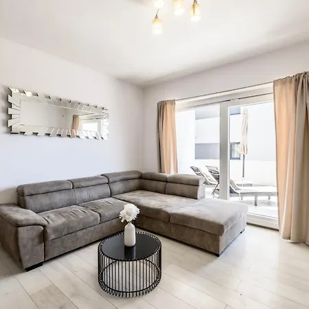 Apartment Gabi - Sea View & Spacious Terrace, Znjan Appartement *